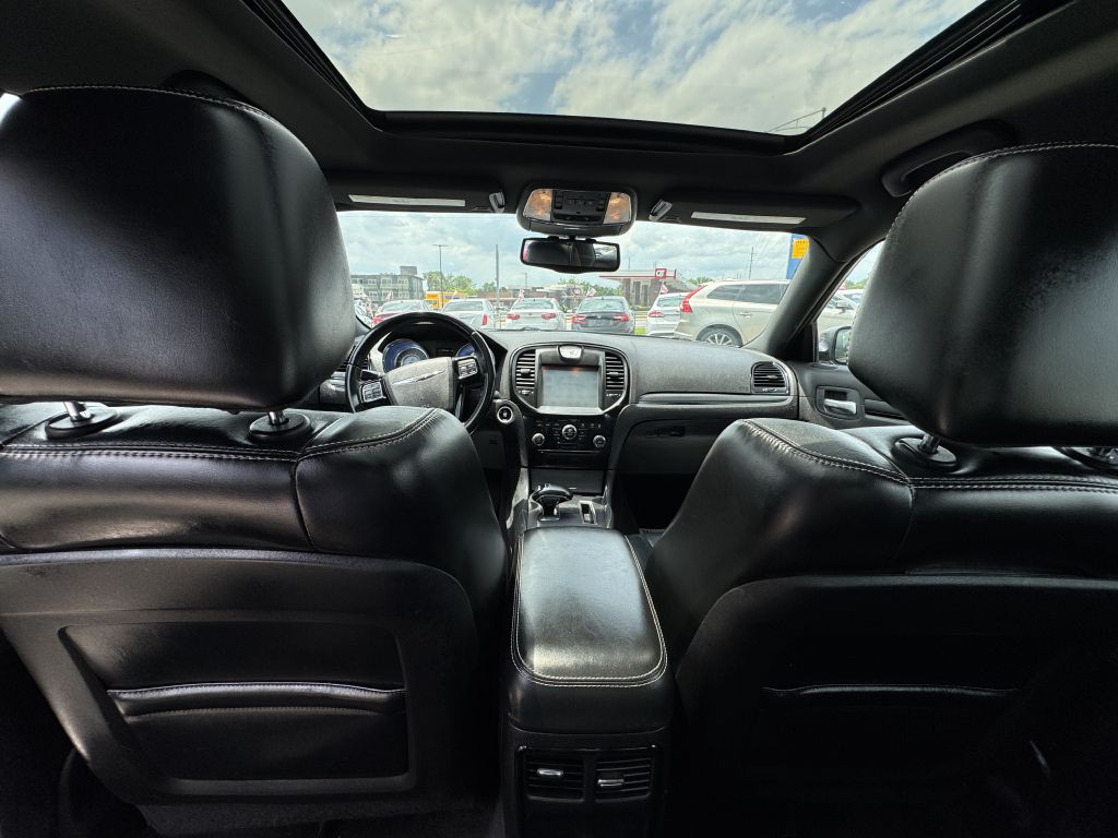2014 Chrysler 300 Image 21