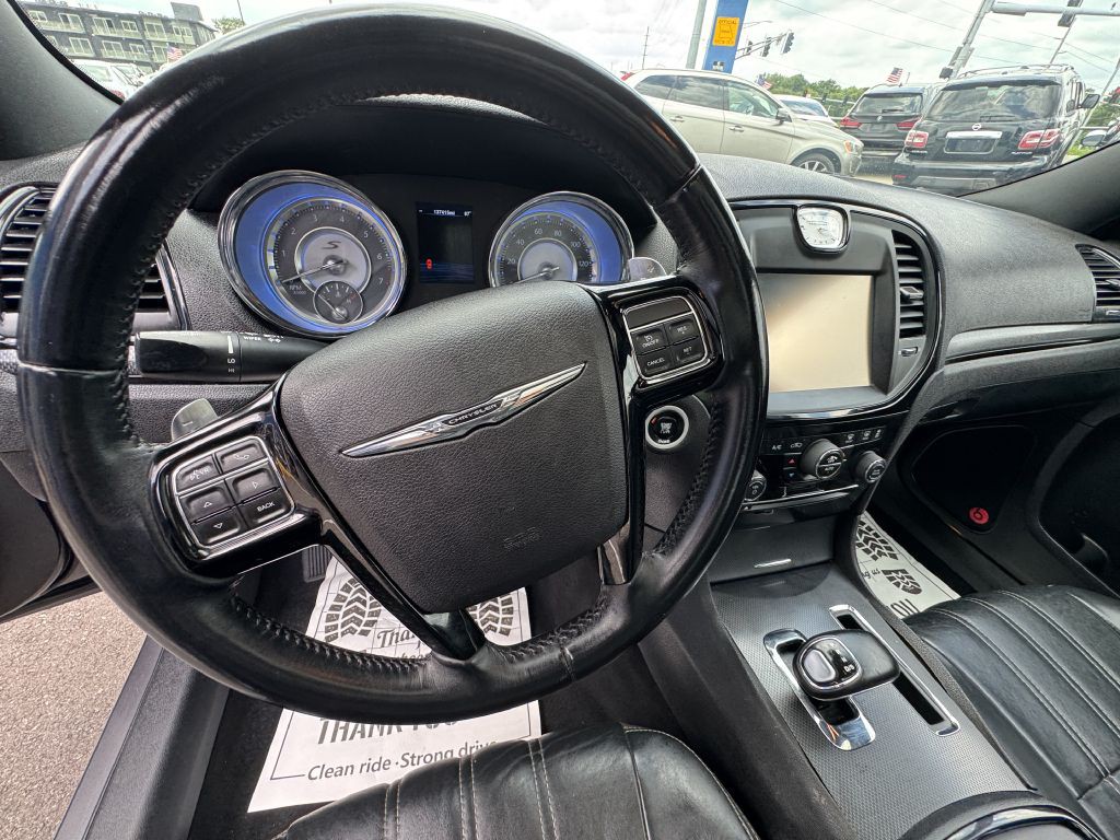 2014 Chrysler 300 Image 25