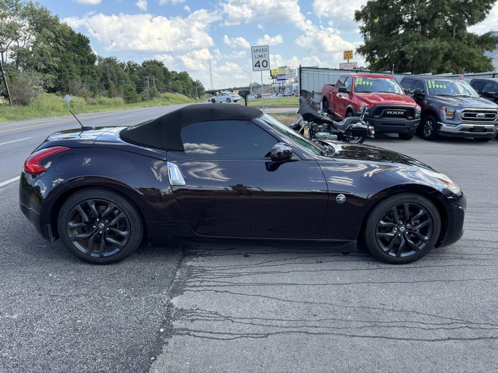 2017 Nissan 370Z Image 8