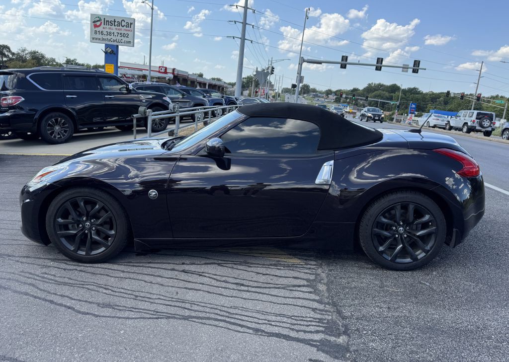 2017 Nissan 370Z Image 11