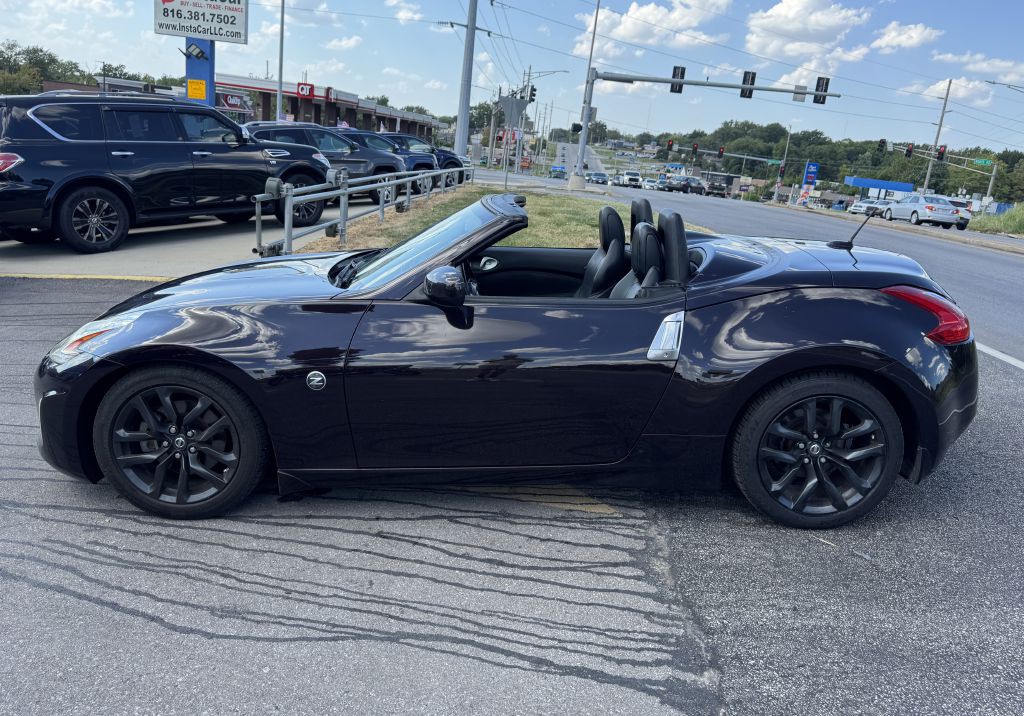 2017 Nissan 370Z Image 12