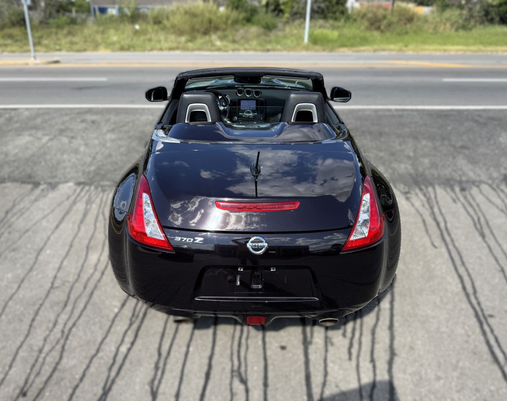 2017 Nissan 370Z Image 21