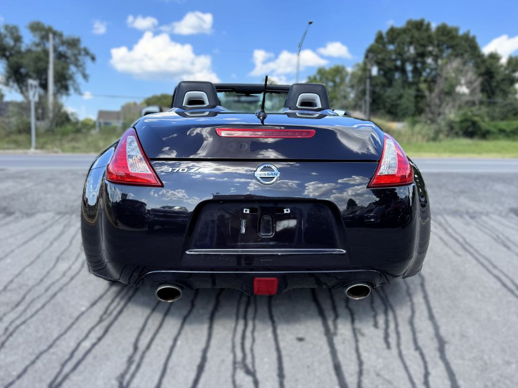 2017 Nissan 370Z Image 22