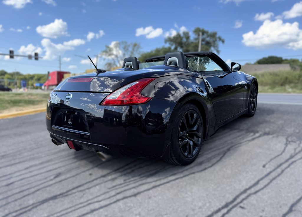 2017 Nissan 370Z Image 23