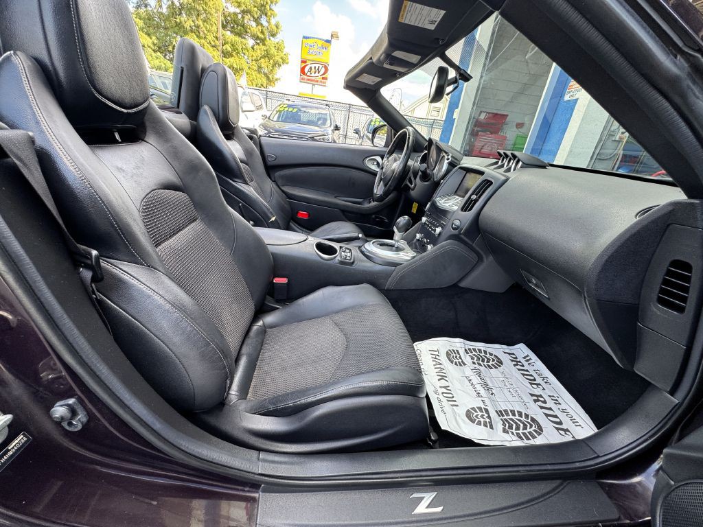 2017 Nissan 370Z Image 28