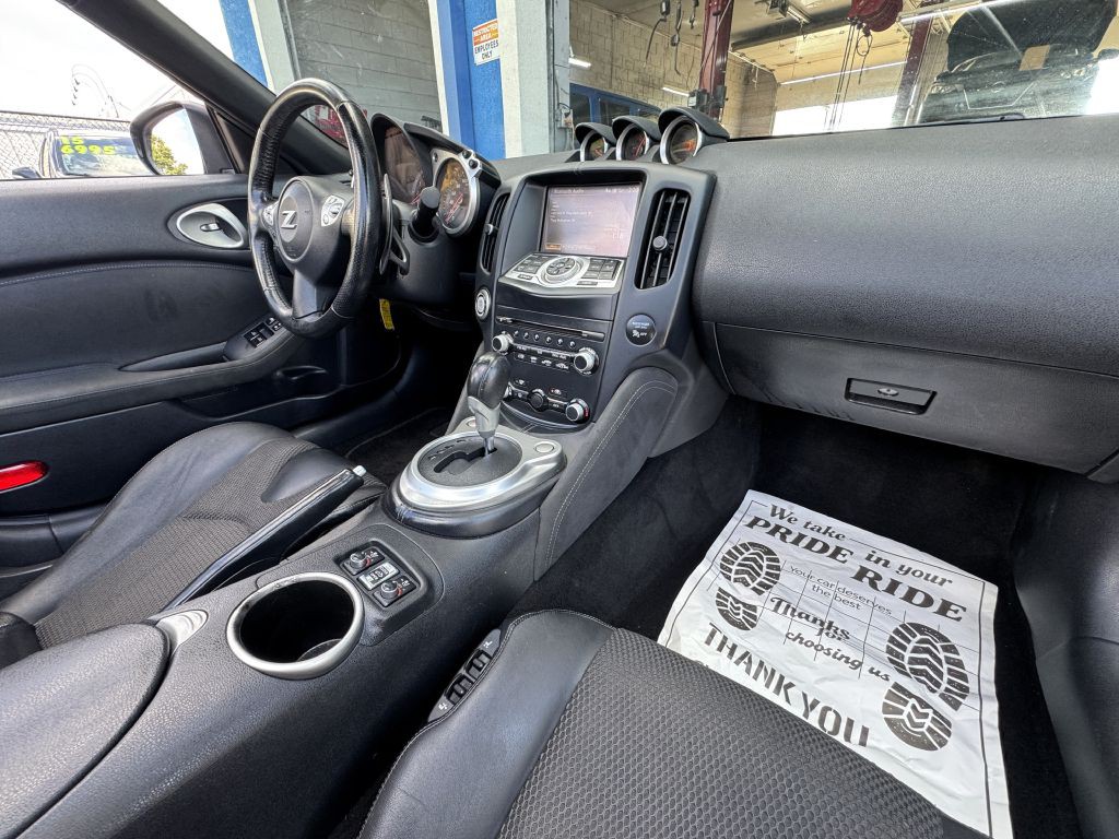 2017 Nissan 370Z Image 29