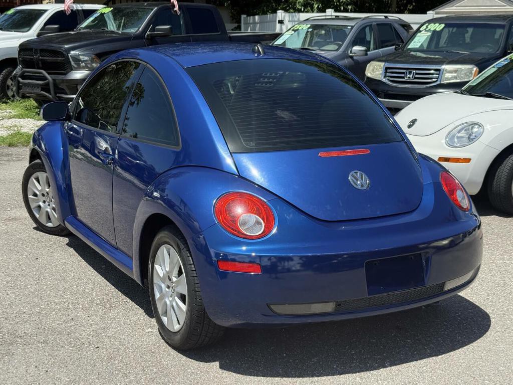 2008 Volkswagen Beetle Image 2