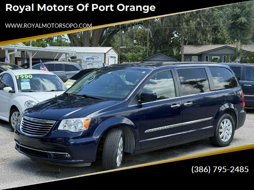 2016 Chrysler Town & Country Image 1