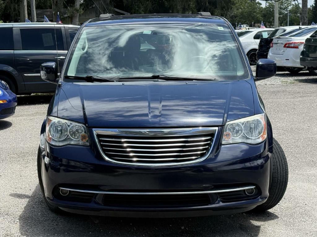 2016 Chrysler Town & Country Image 2