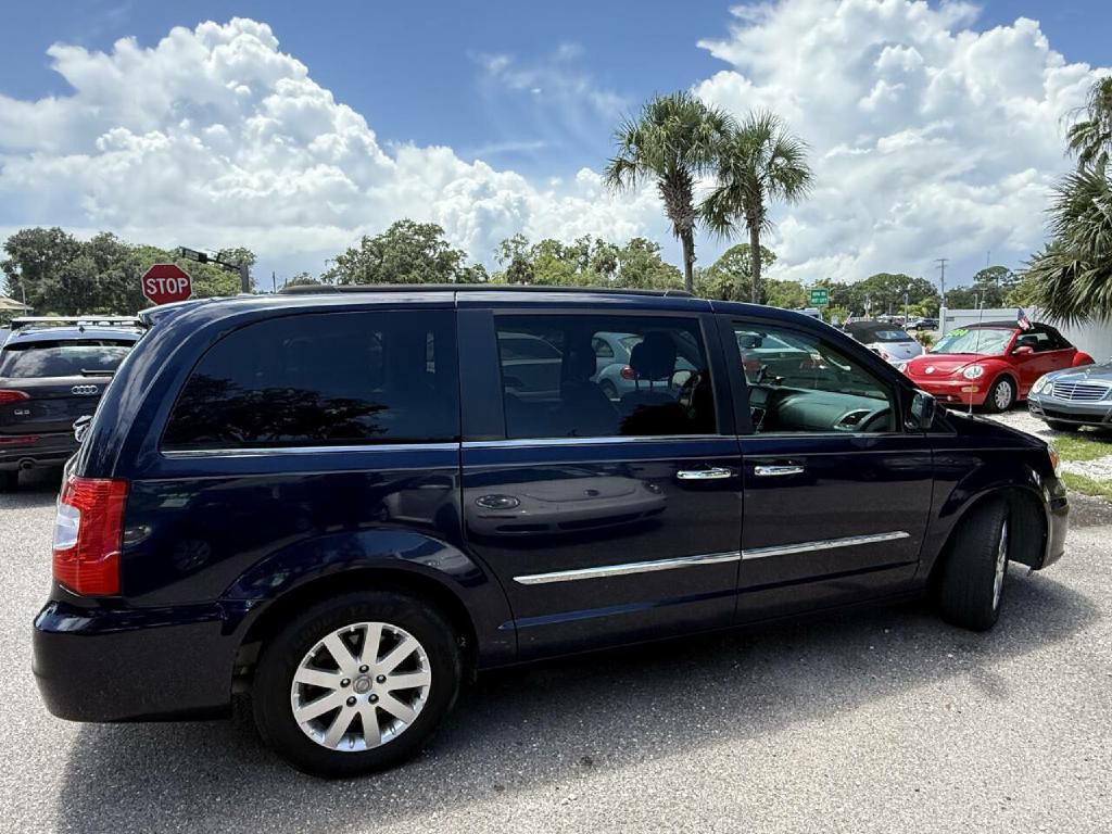 2016 Chrysler Town & Country Image 6