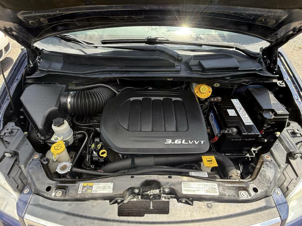 2016 Chrysler Town & Country Image 8