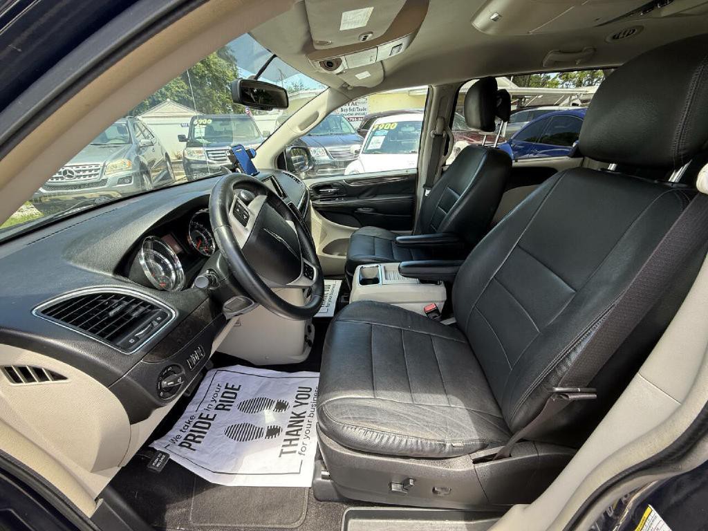 2016 Chrysler Town & Country Image 11