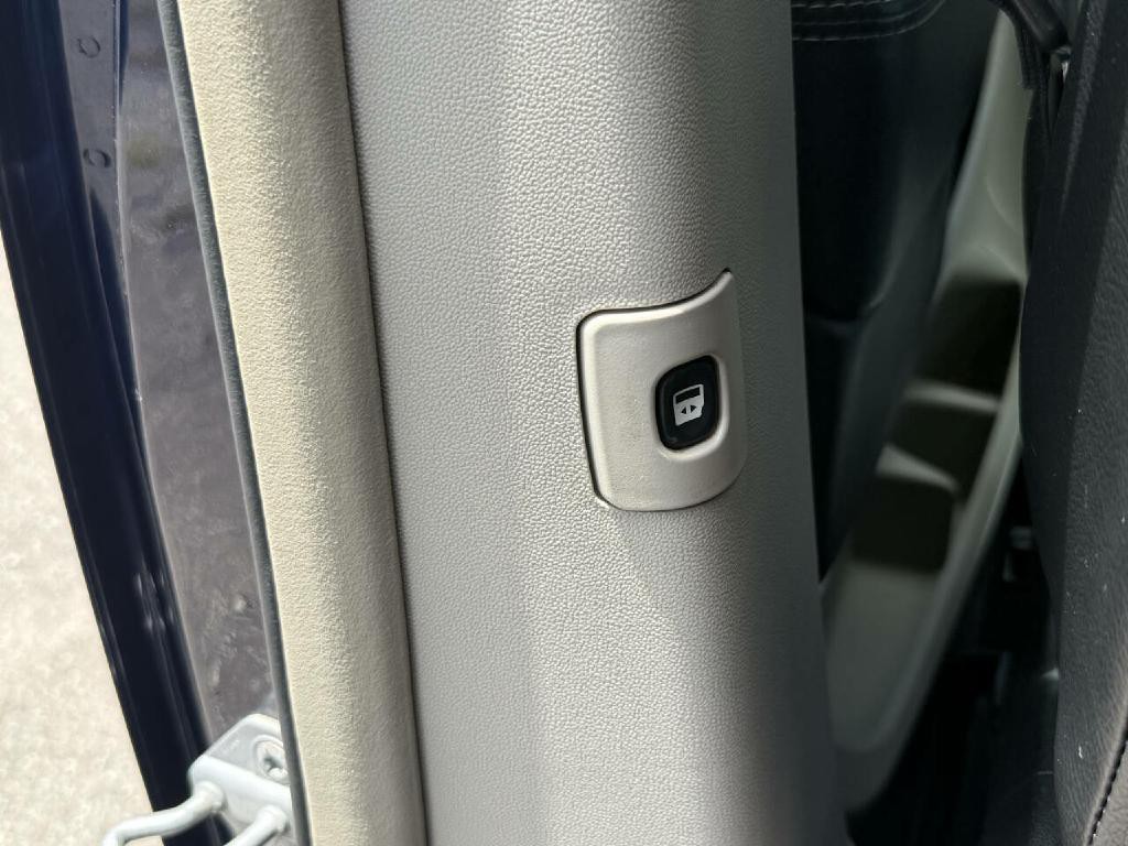 2016 Chrysler Town & Country Image 13