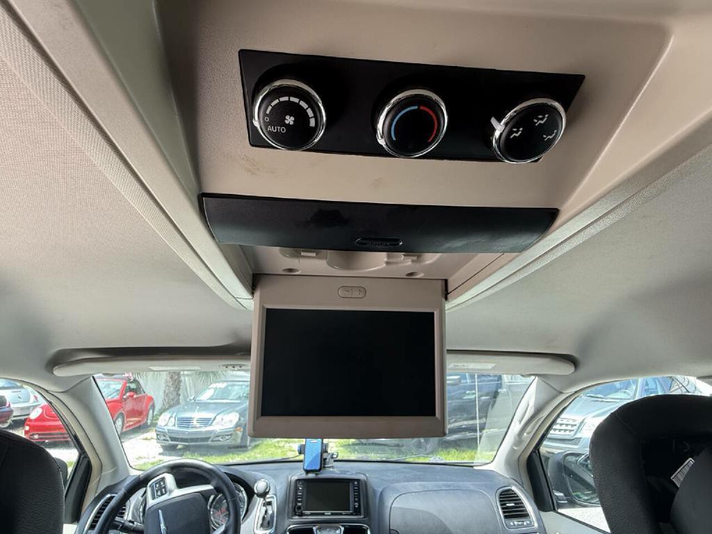 2016 Chrysler Town & Country Image 21