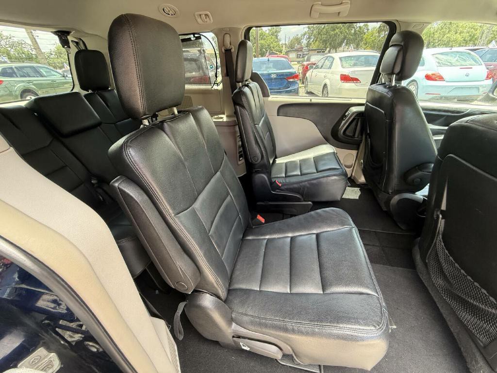 2016 Chrysler Town & Country Image 27