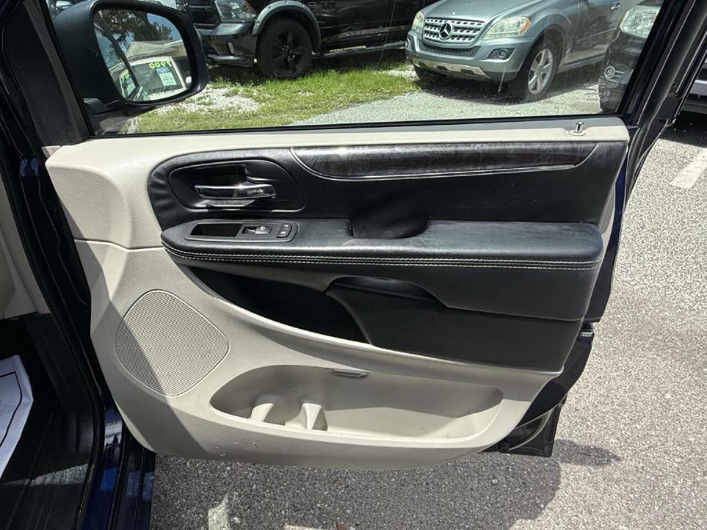 2016 Chrysler Town & Country Image 39