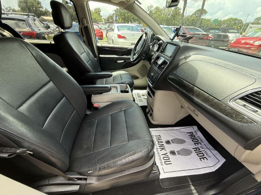 2016 Chrysler Town & Country Image 40