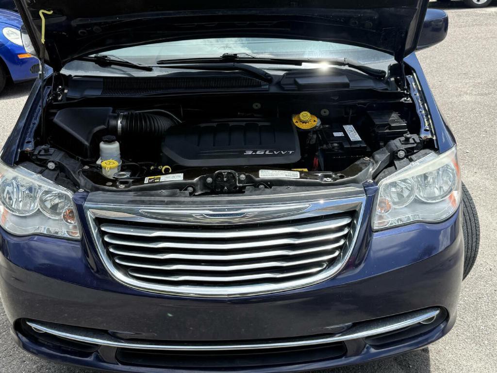 2016 Chrysler Town & Country Image 42