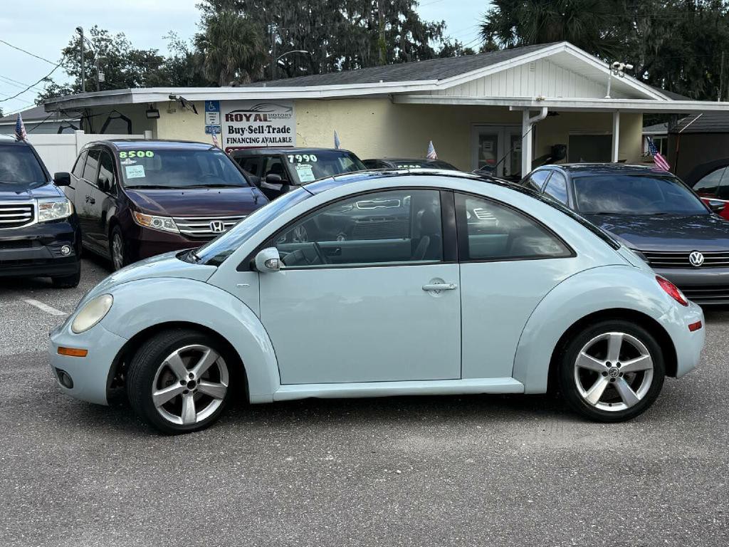 2010 Volkswagen Beetle Image 2