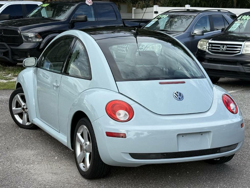 2010 Volkswagen Beetle Image 3