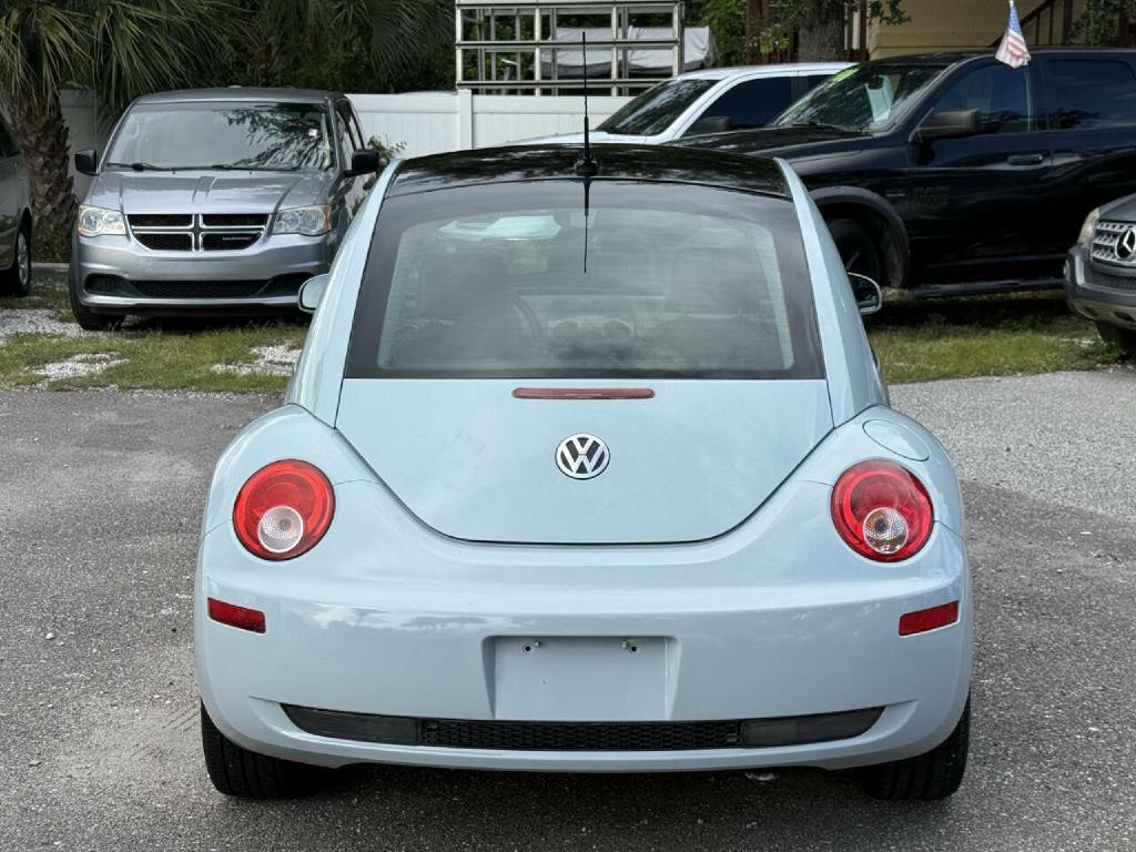 2010 Volkswagen Beetle Image 4