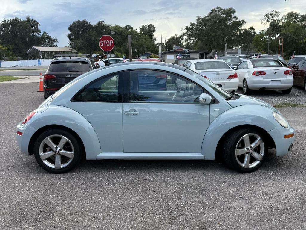 2010 Volkswagen Beetle Image 5