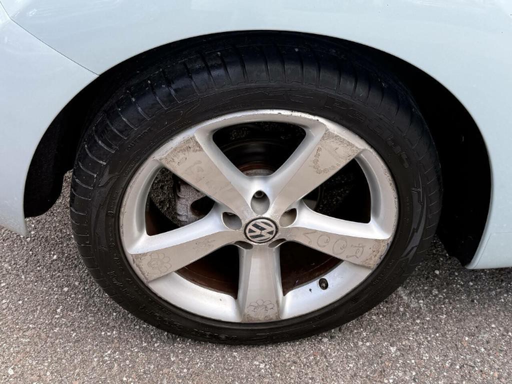 2010 Volkswagen Beetle Image 17
