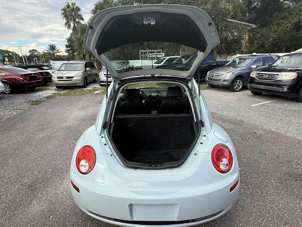 2010 Volkswagen Beetle Image 24