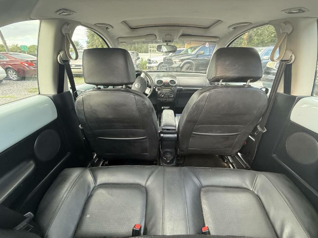 2010 Volkswagen Beetle Image 28