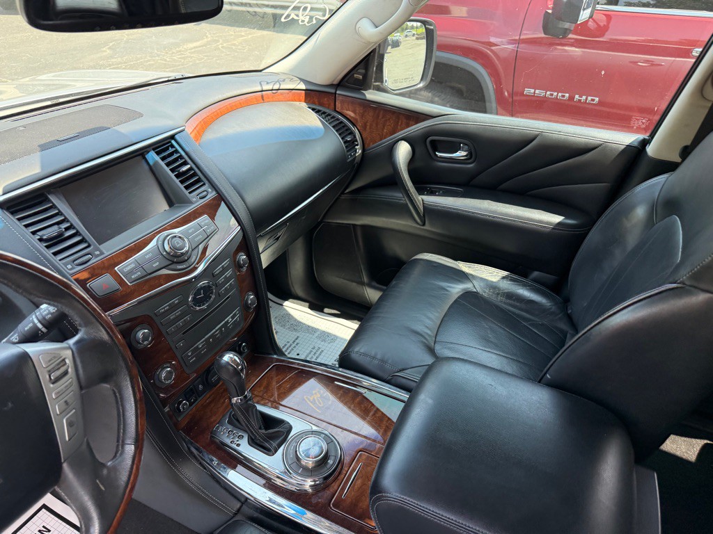 2016 INFINITI QX80 Image 32