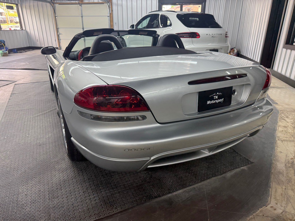 2005 Dodge Viper Image 24