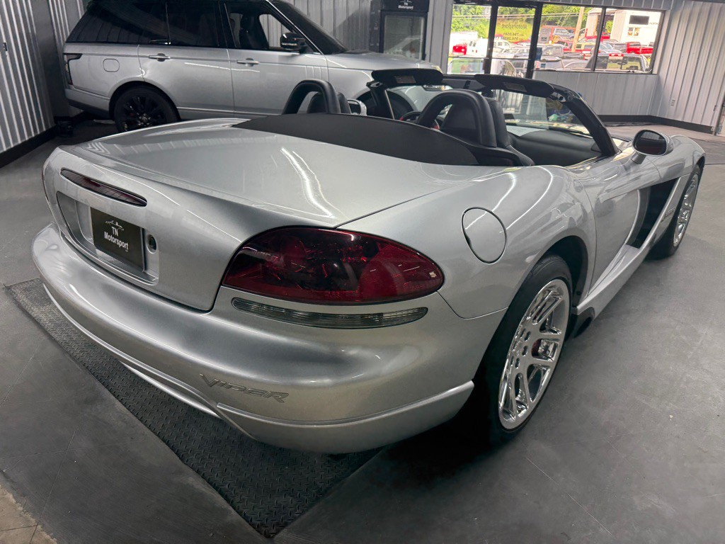 2005 Dodge Viper Image 28