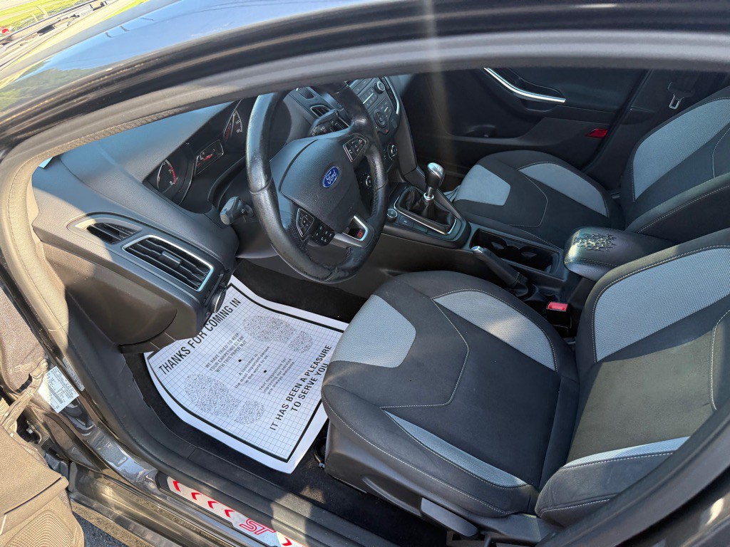 2016 Ford Focus Image 32