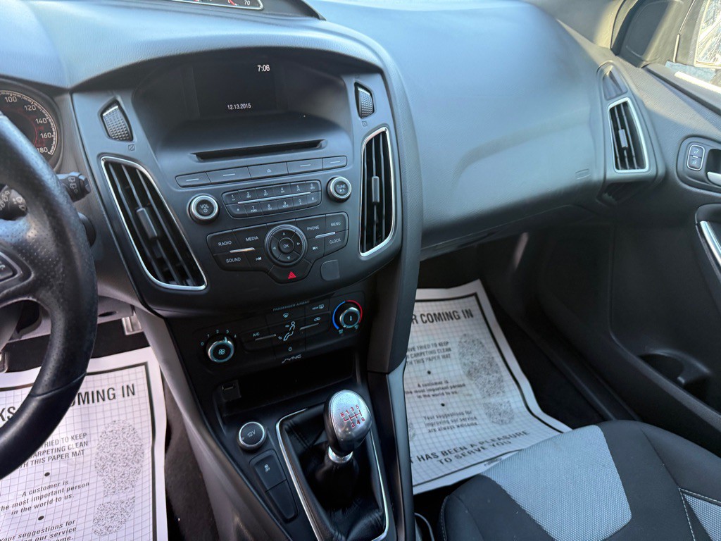 2016 Ford Focus Image 41