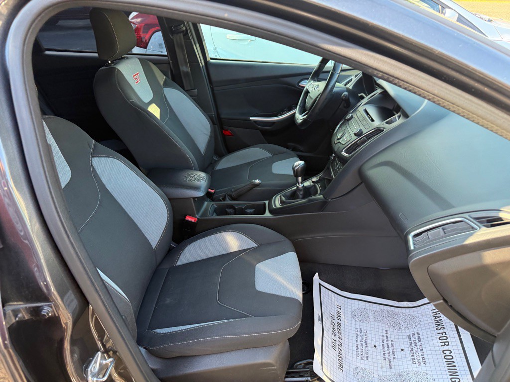 2016 Ford Focus Image 45