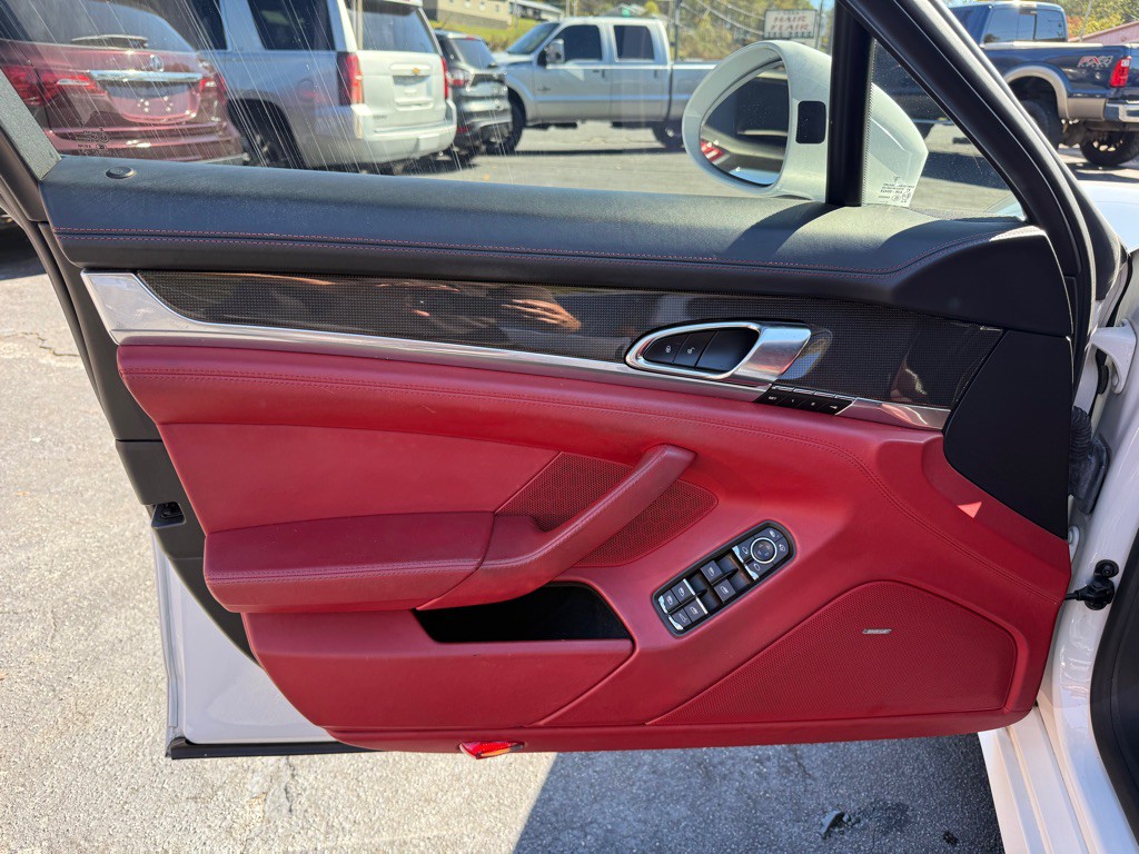 2014 Porsche Panamera Image 47