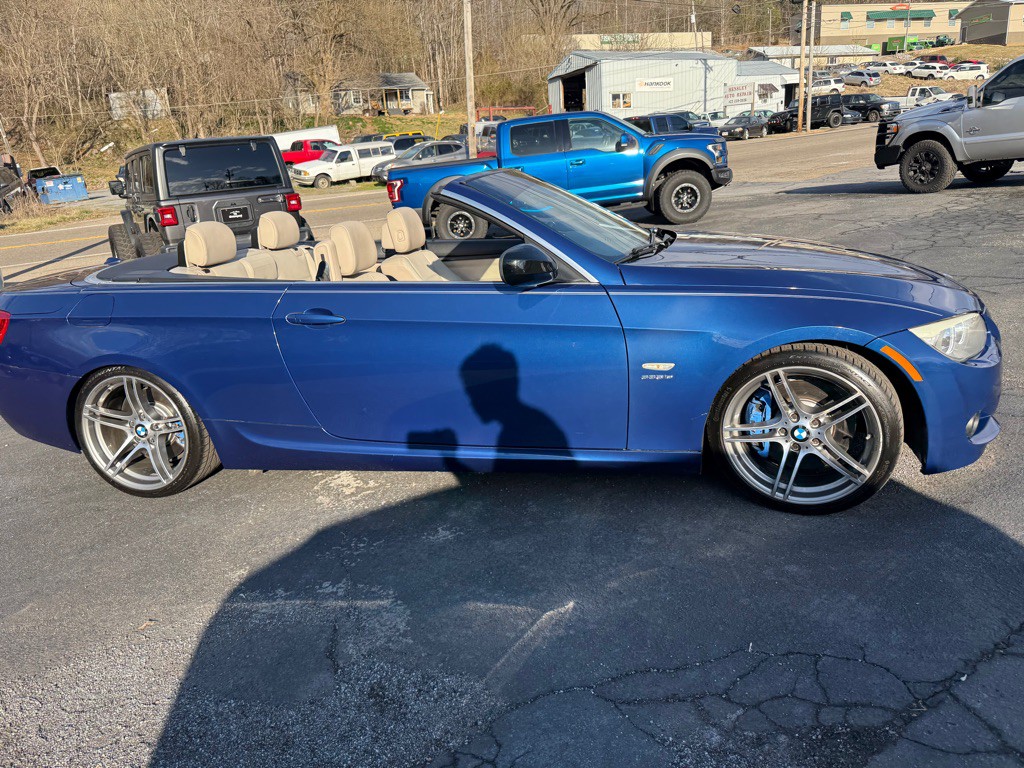 2011 BMW 3 Series Image 12