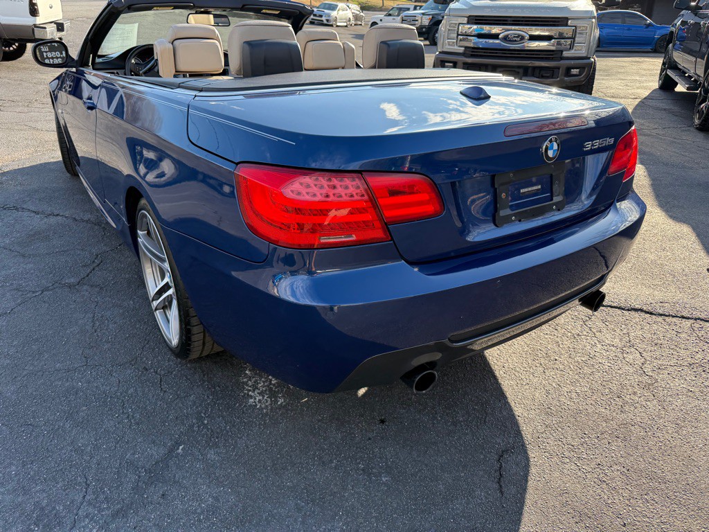 2011 BMW 3 Series Image 17