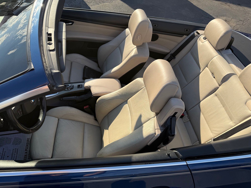 2011 BMW 3 Series Image 24