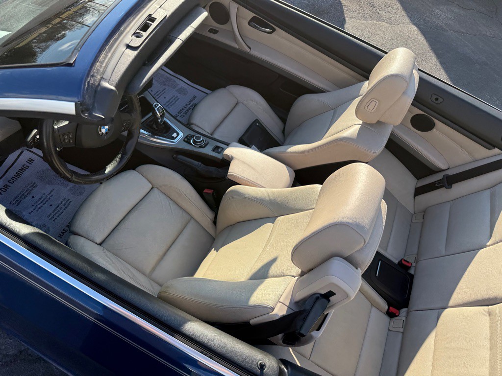 2011 BMW 3 Series Image 25