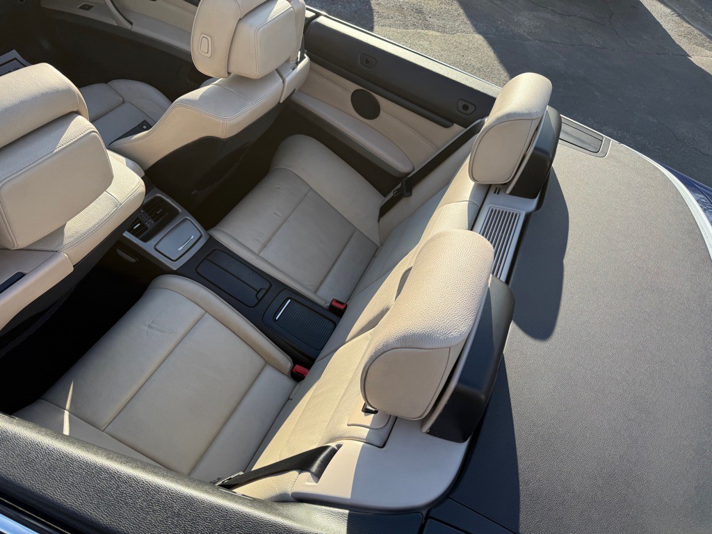 2011 BMW 3 Series Image 30