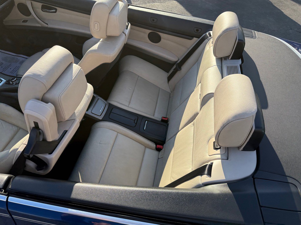 2011 BMW 3 Series Image 32