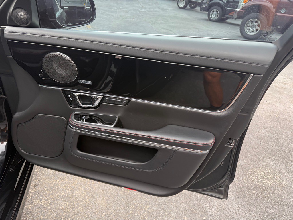 2014 Jaguar XJ Image 50