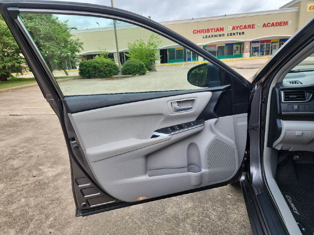 2017 Toyota Camry Image 11