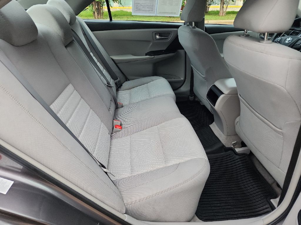 2017 Toyota Camry Image 17