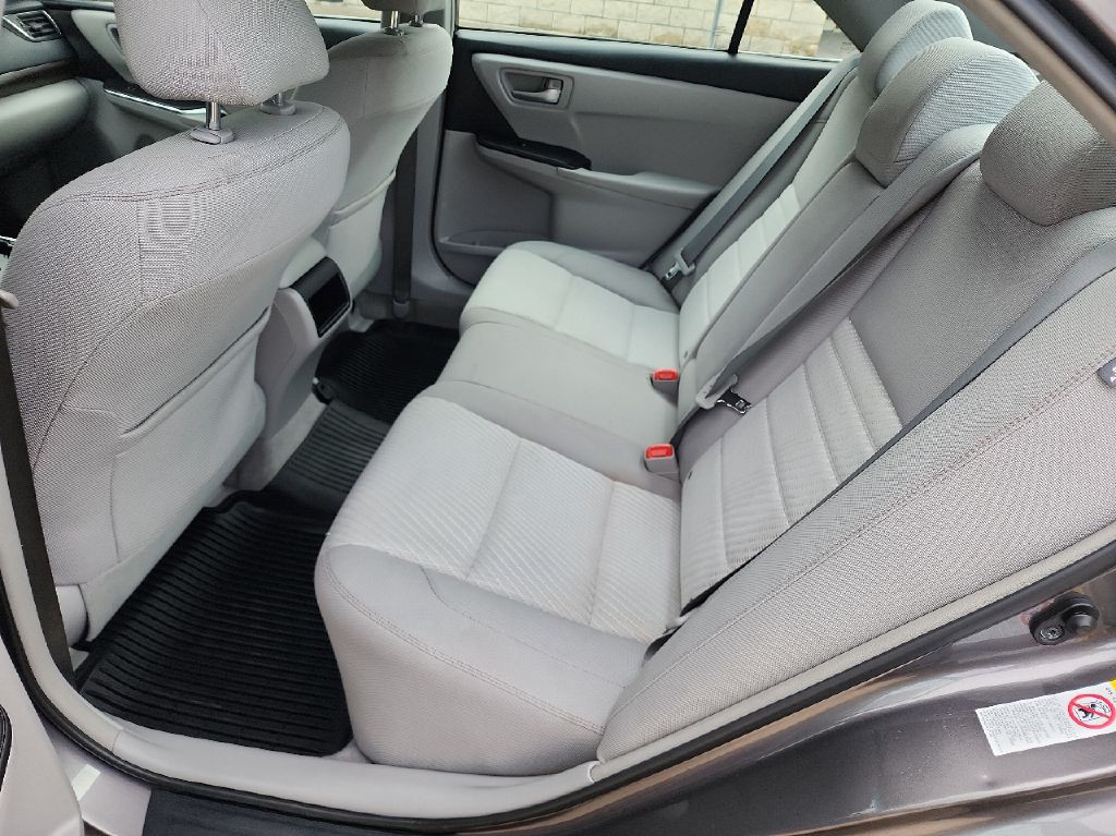 2017 Toyota Camry Image 18