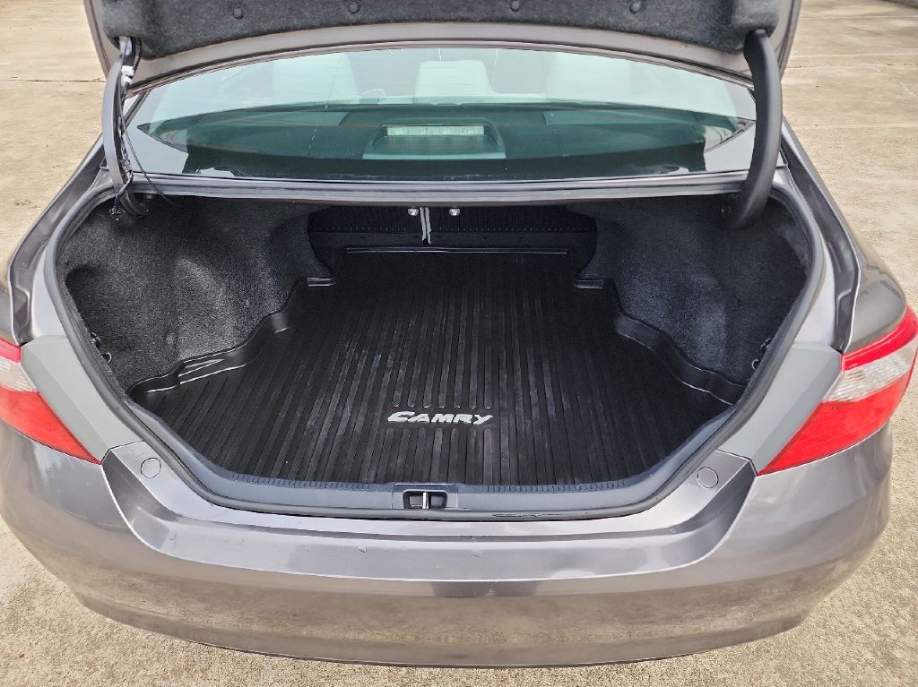 2017 Toyota Camry Image 19