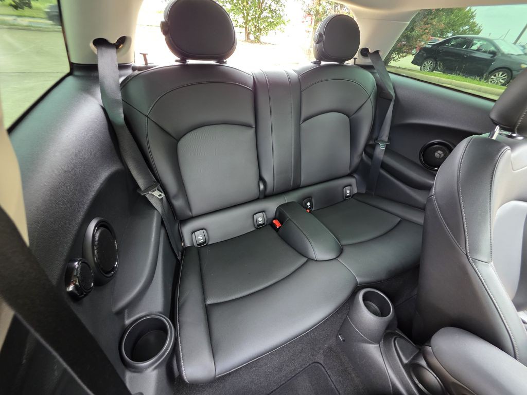 2016 MINI Cooper Image 16