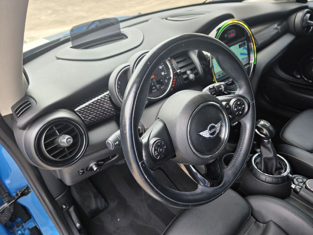 2016 MINI Cooper Image 21