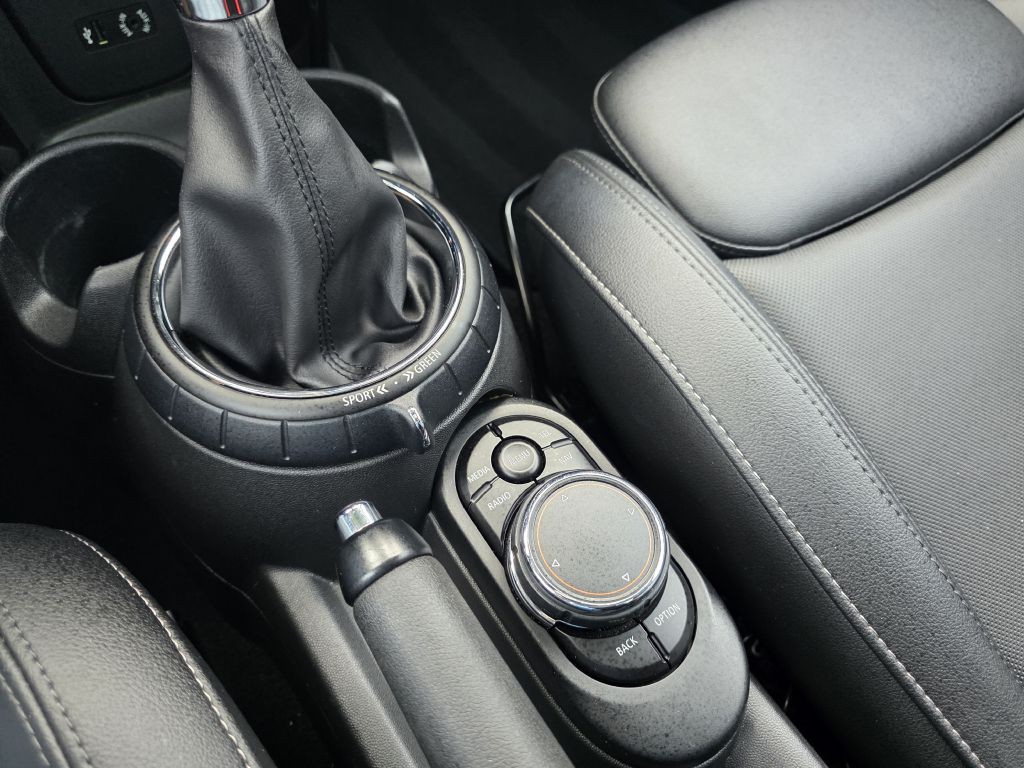 2016 MINI Cooper Image 25